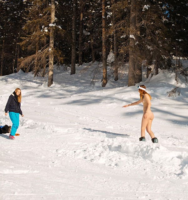 Голая девушка катается на сноуборде зимой 128 из 243 фото