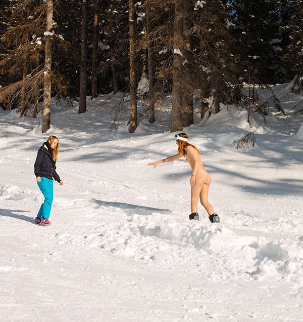 Голая девушка катается на сноуборде зимой 129 из 243 фото