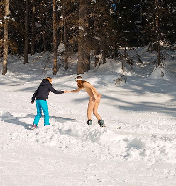 Голая девушка катается на сноуборде зимой 131 из 243 фото