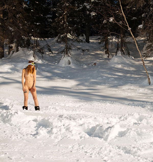 Голая девушка катается на сноуборде зимой 136 из 243 фото