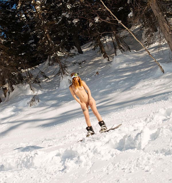 Голая девушка катается на сноуборде зимой 137 из 243 фото