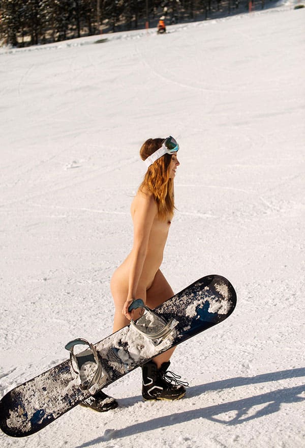 Голая девушка катается на сноуборде зимой 165 из 243 фото