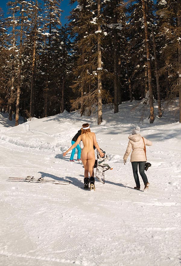 Голая девушка катается на сноуборде зимой 172 из 243 фото
