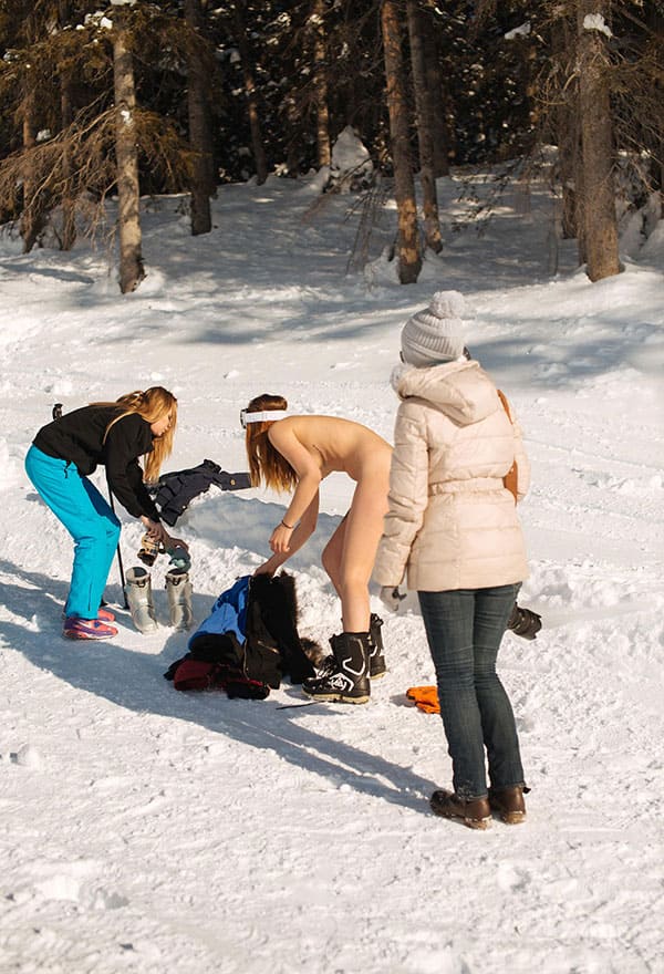 Голая девушка катается на сноуборде зимой 174 из 243 фото
