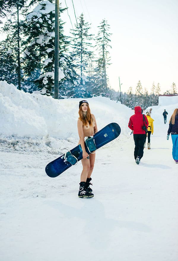 Голая девушка катается на сноуборде зимой 197 из 243 фото