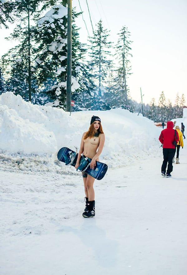 Голая девушка катается на сноуборде зимой 198 из 243 фото