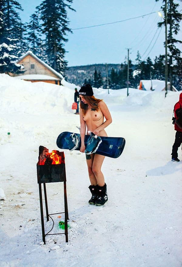 Голая девушка катается на сноуборде зимой 215 из 243 фото