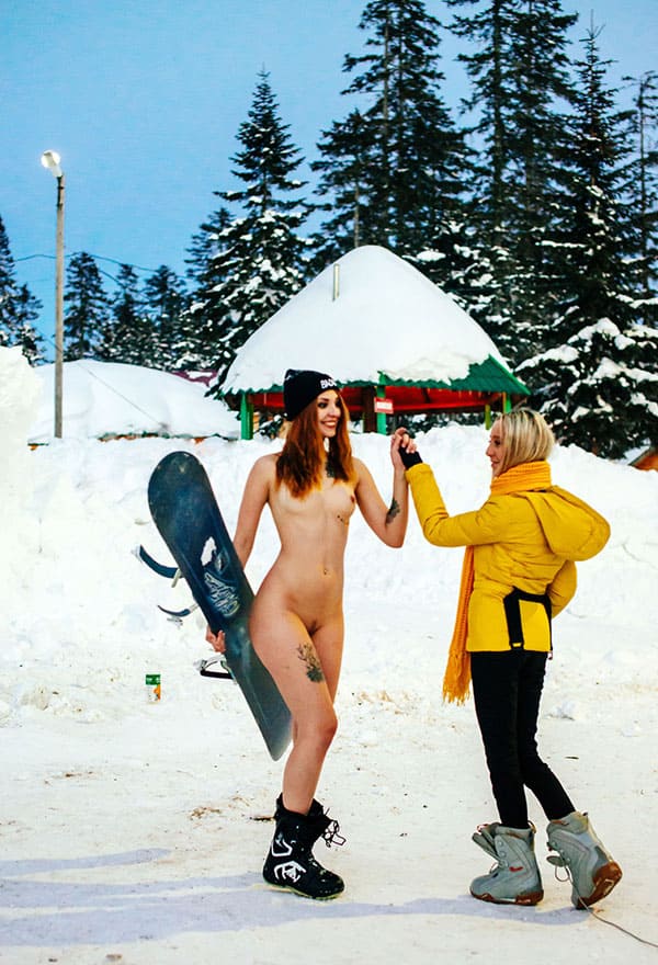 Голая девушка катается на сноуборде зимой 223 из 243 фото