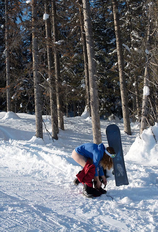 Голая девушка катается на сноуборде зимой 3 из 243 фото