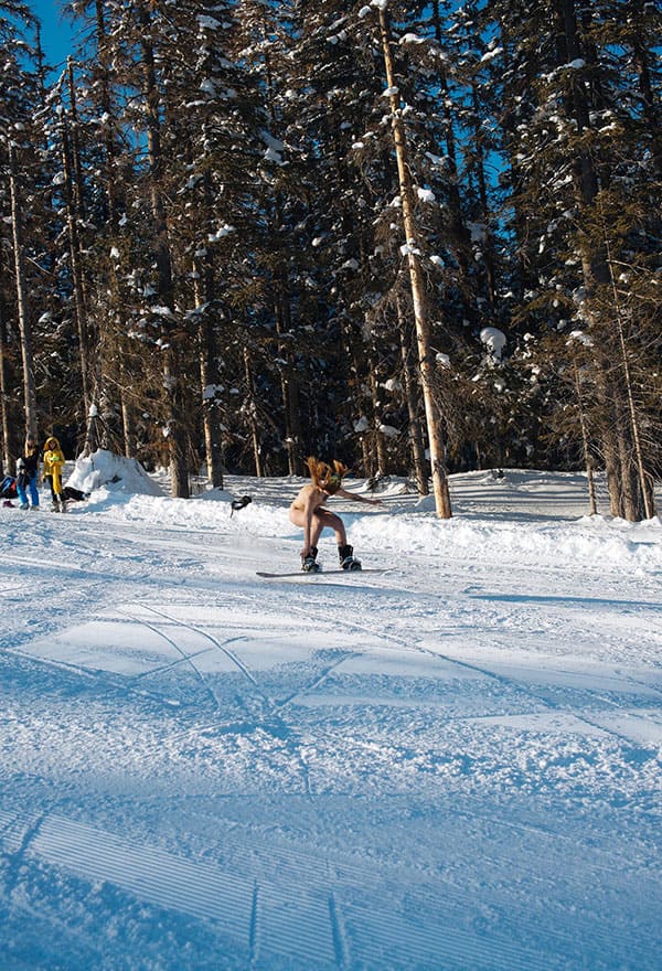 Голая девушка катается на сноуборде зимой 38 из 243 фото