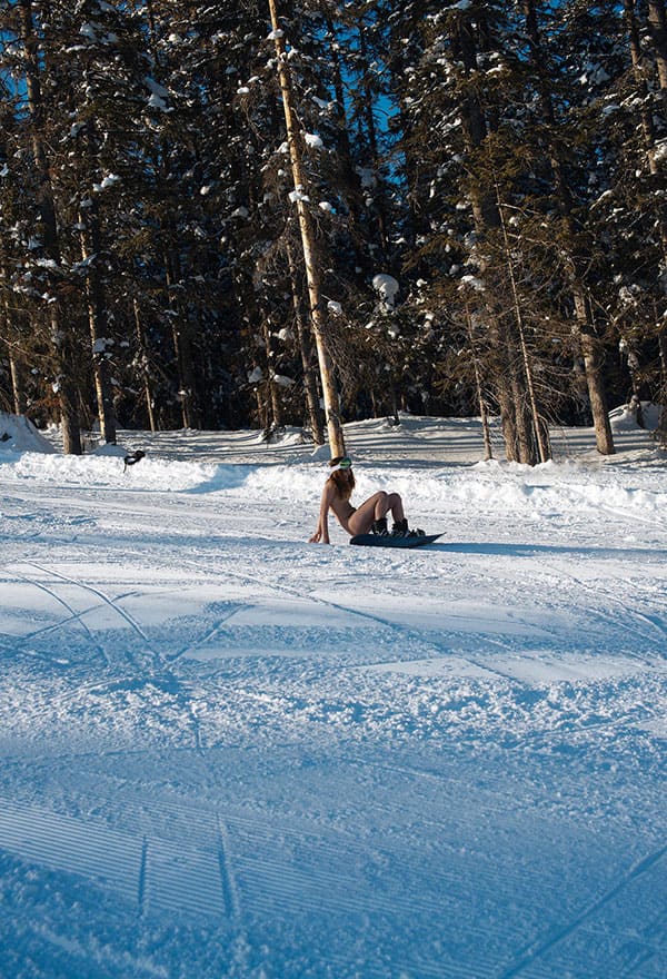 Голая девушка катается на сноуборде зимой 39 из 243 фото