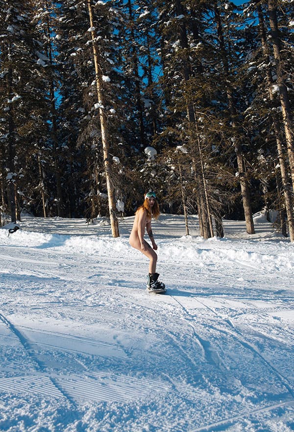 Голая девушка катается на сноуборде зимой 40 из 243 фото