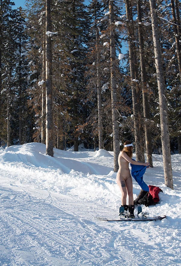 Голая девушка катается на сноуборде зимой 5 из 243 фото