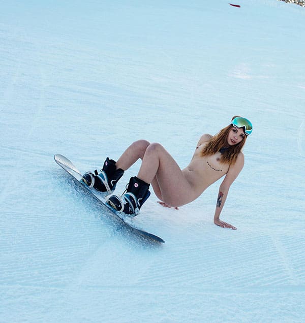 Голая девушка катается на сноуборде зимой 53 из 243 фото