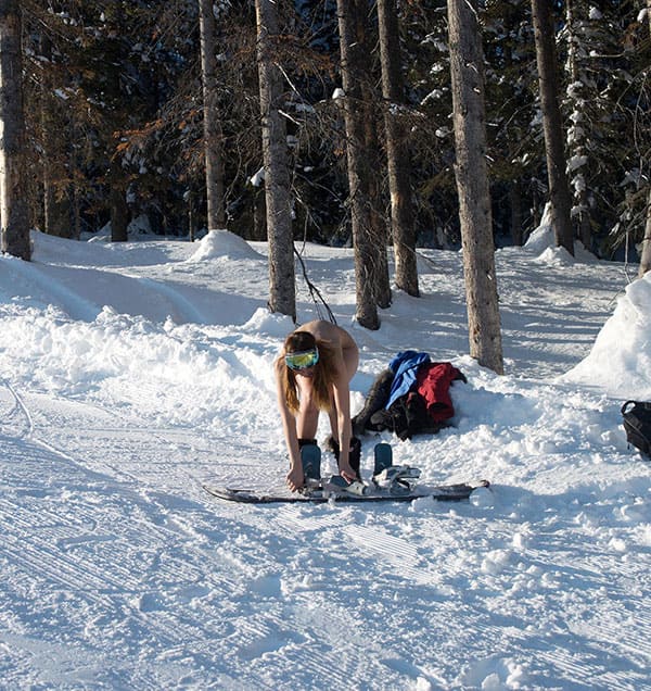 Голая девушка катается на сноуборде зимой 7 из 243 фото