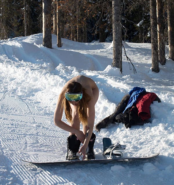 Голая девушка катается на сноуборде зимой 8 из 243 фото