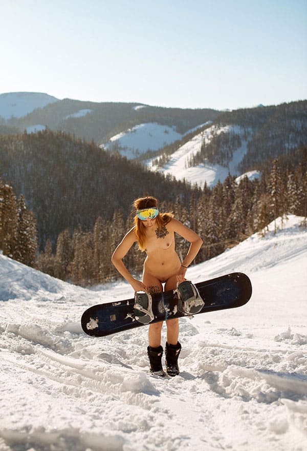 Голая девушка катается на сноуборде зимой 82 из 243 фото