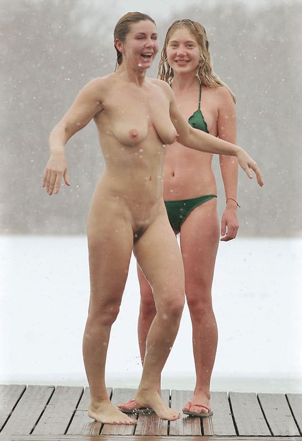 Голая женщина купается зимой под снегопадом 14 из 22 фото