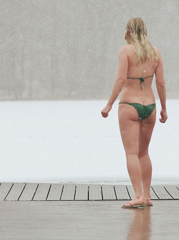 Голая женщина купается зимой под снегопадом 6 из 22 фото