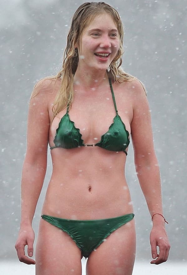 Голая женщина купается зимой под снегопадом 8 из 22 фото