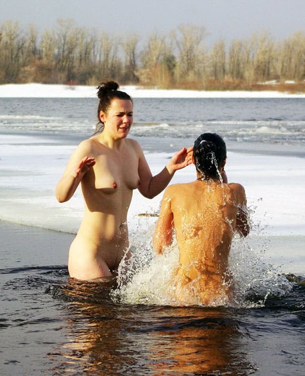 Голые девушки купаются зимой 25 из 50 фото