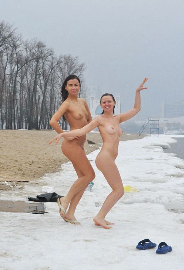 Голые девушки купаются зимой 3 из 50 фото