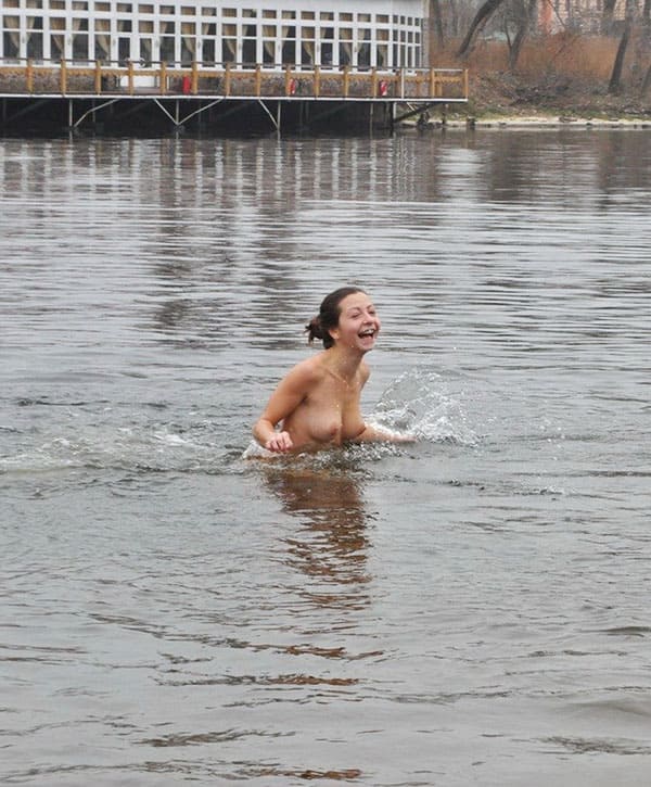 Голые девушки купаются зимой 31 из 50 фото