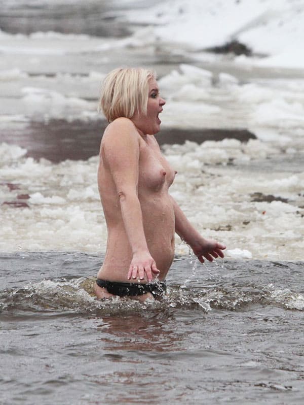 Голые девушки купаются зимой 33 из 50 фото