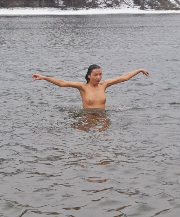 Голые девушки купаются зимой 37 из 50 фото