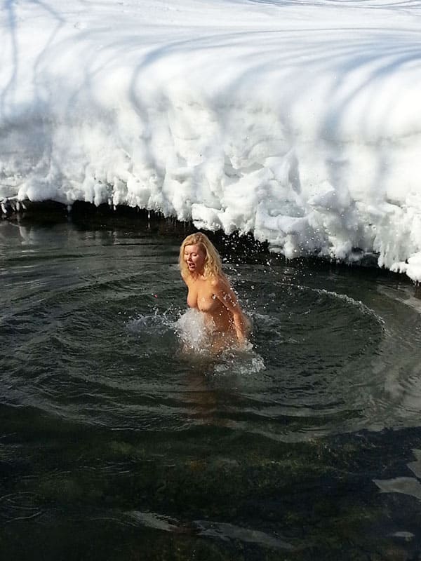 Голые девушки купаются зимой 45 из 50 фото