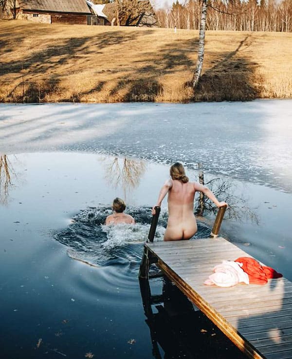 Голые девушки купаются зимой 46 из 50 фото