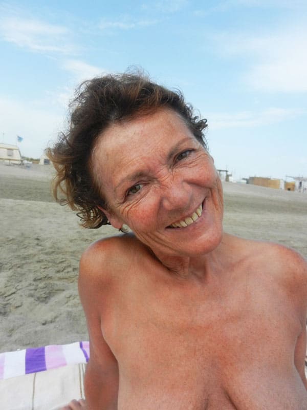 Красивая бабушка нудистка загорает на пляже 18 из 21 фото