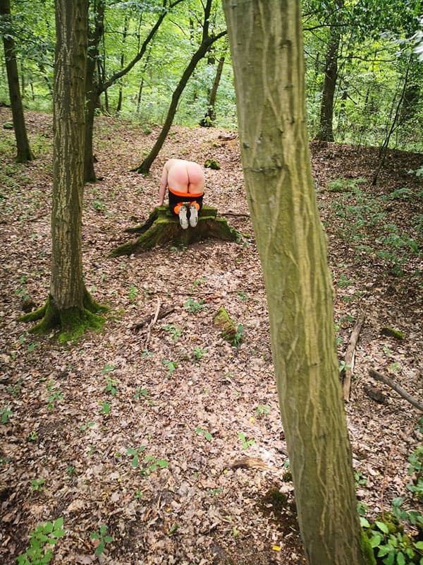 Жирную задницу жены отшлепали раком в лесу 3 из 23 фото