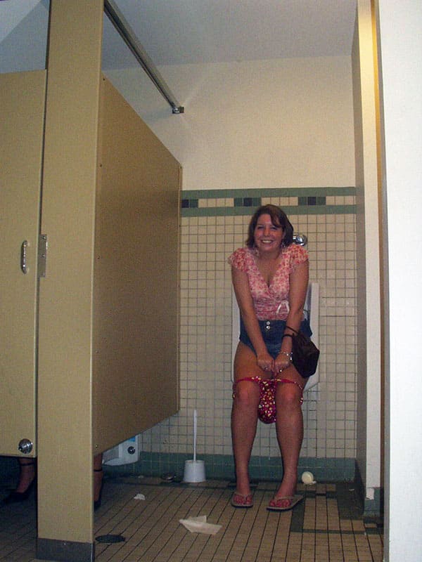 Пьяные девушки писают в мужском туалете 22 из 85 фото