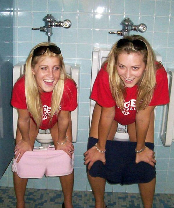 Пьяные девушки писают в мужском туалете 31 из 85 фото