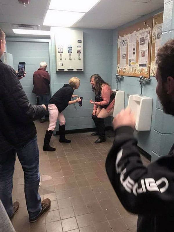 Пьяные девушки писают в мужском туалете 34 из 85 фото