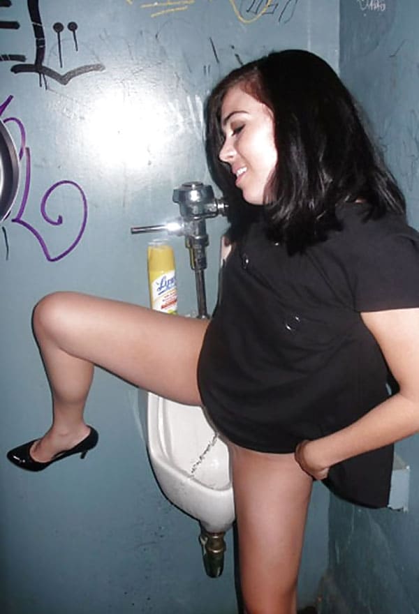 Пьяные девушки писают в мужском туалете 36 из 85 фото