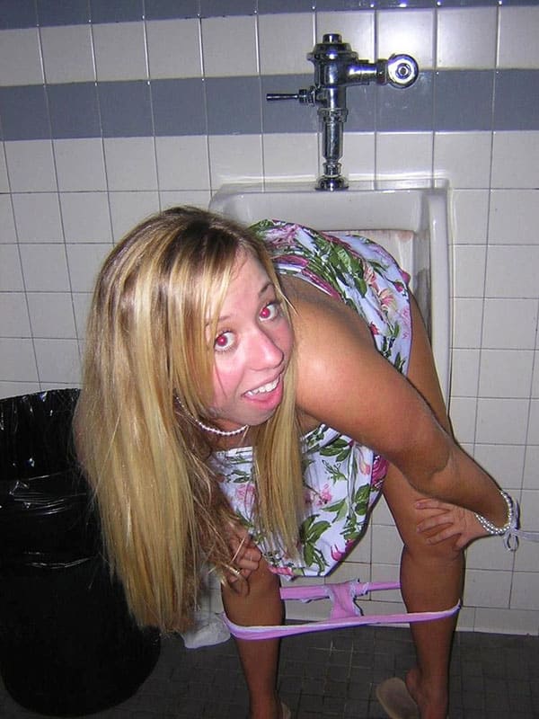 Пьяные девушки писают в мужском туалете 49 из 85 фото