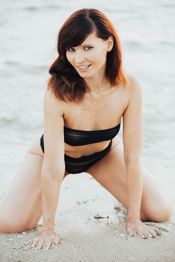 Девушка на пляже в прозрачном купальнике 38 из 43 фото