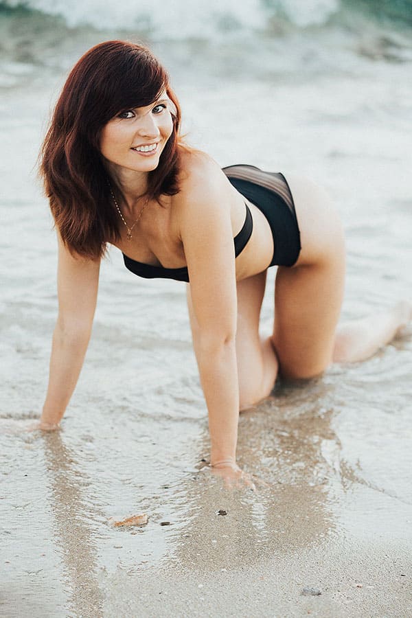 Девушка на пляже в прозрачном купальнике 39 из 43 фото
