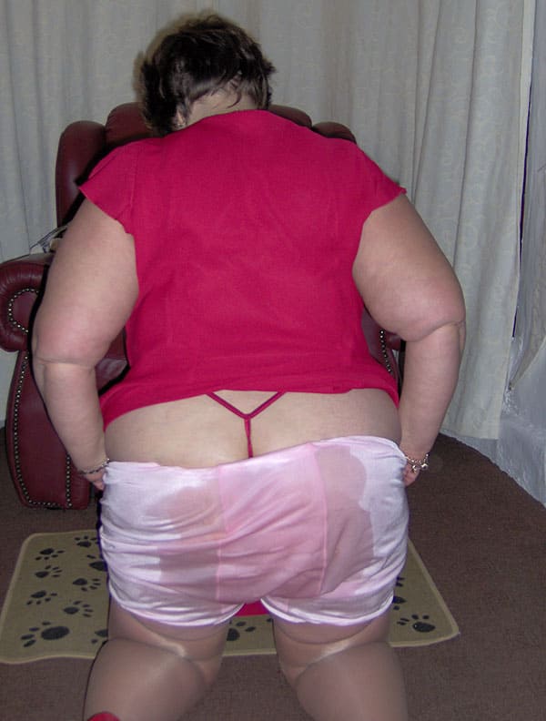 Толстая женщина писает через панталоны 17 из 46 фото