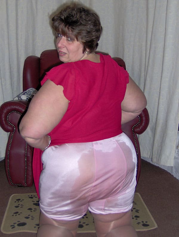 Толстая женщина писает через панталоны 18 из 46 фото