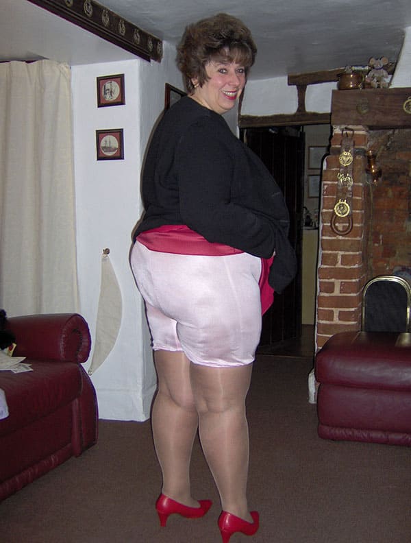 Толстая женщина писает через панталоны 3 из 46 фото
