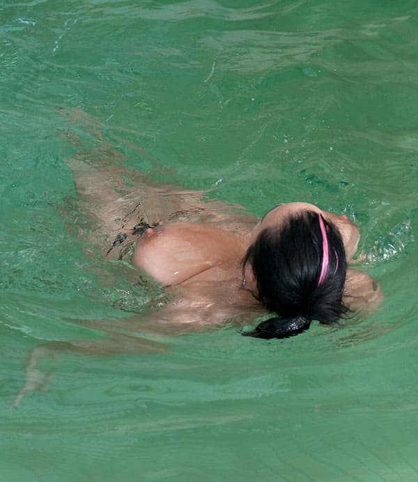 Голая толстушка с большими сисями купается в бассейне 22 из 72 фото