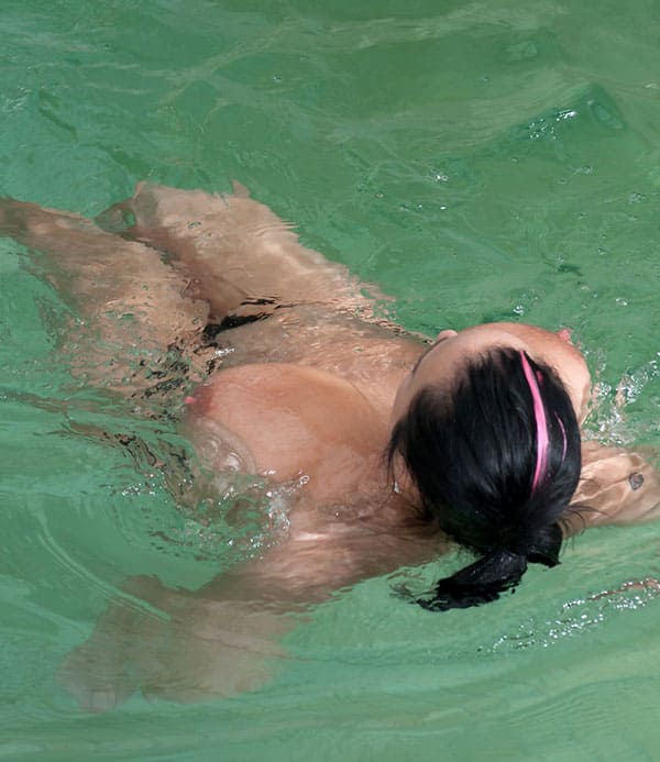 Голая толстушка с большими сисями купается в бассейне 23 из 72 фото