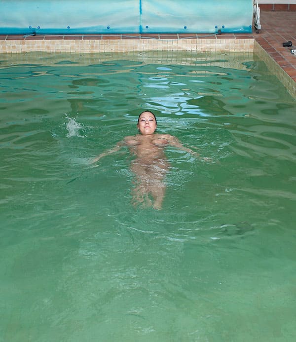 Голая толстушка с большими сисями купается в бассейне 70 из 72 фото