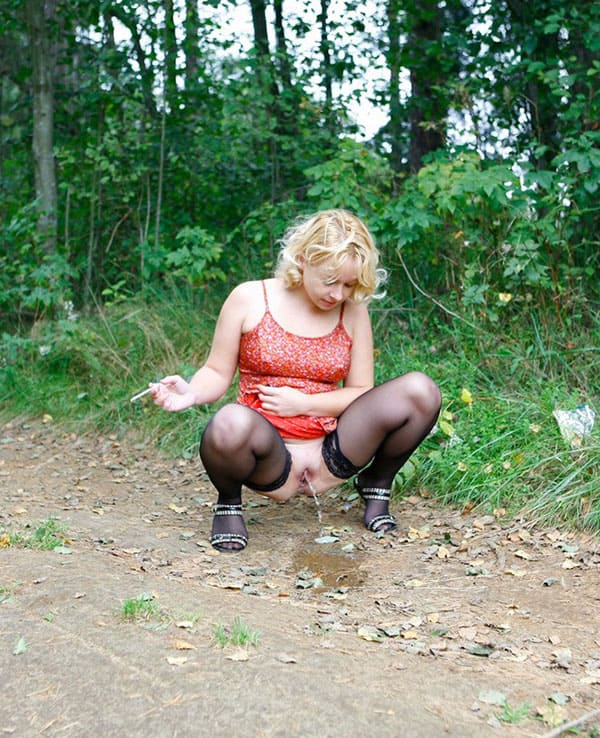 Дама с сигаретой писает в лесу 22 из 46 фото