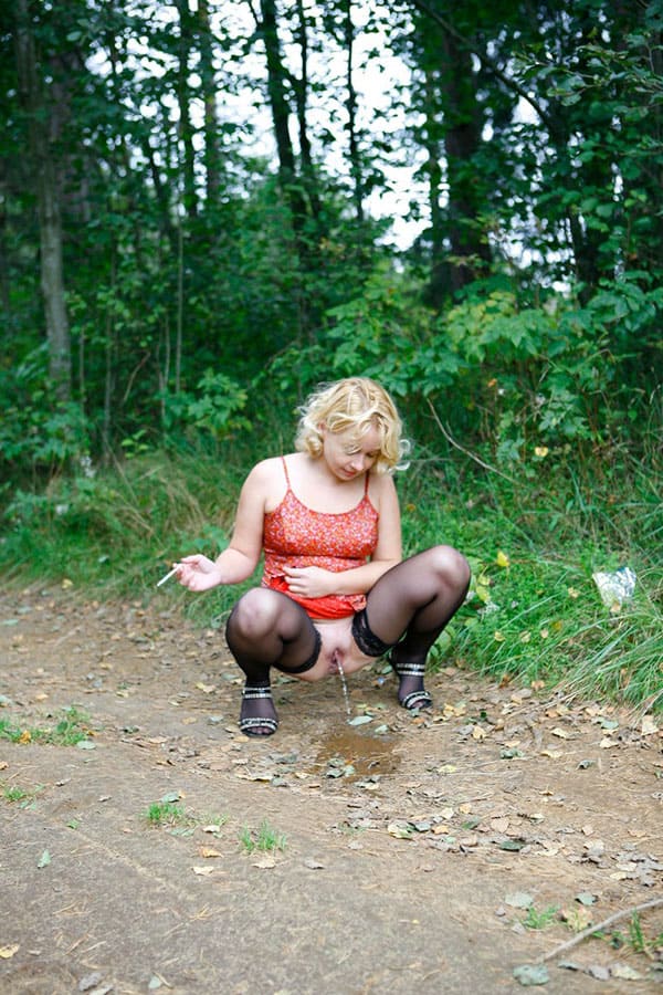Дама с сигаретой писает в лесу 26 из 46 фото
