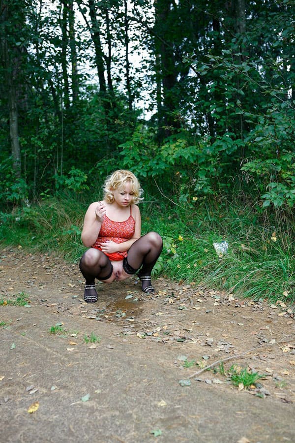 Дама с сигаретой писает в лесу 40 из 46 фото