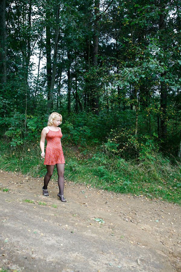Дама с сигаретой писает в лесу 45 из 46 фото
